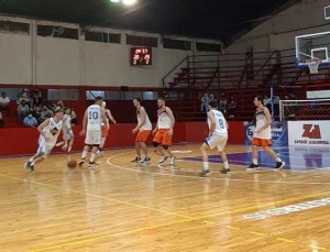 Defensores igualo su récord (4-4) con su triunfo en el gimnasio de Paraná.