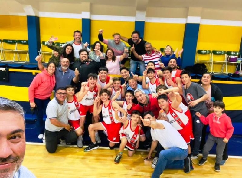 Chicos y grandes festejaron el triunfazo en Junín.