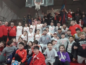 Mariano Rabazano con el equipo y los hinchas en el escenario de La Caldera.