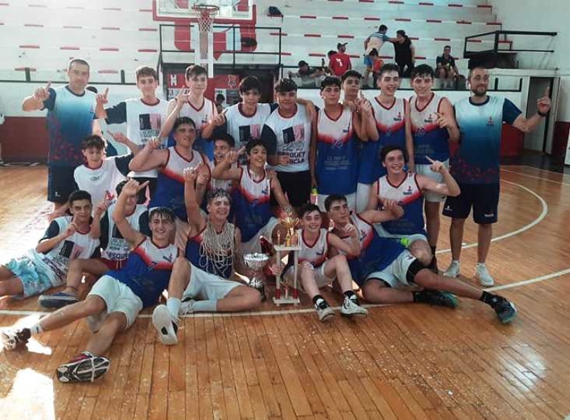 Náutico y el trofeo de campeón de la ABZC en el Rancho de Pilar.