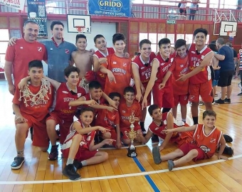 Los campeones de la Avenida celebrando en Zárate con el trofeo ABZC.