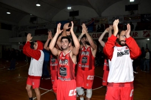 El festejo del plantel de Atlético de cara al balcón donde estaban sus hinchas.