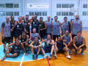 El Sindor Team y Los Cardos, en la foto final de un partido con pocas vueltas, en el que vencedores y vencidos se divirtieron