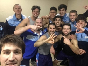 La selfie del Celeste con Chano Gómez en el centro marcando el triple a lo NBA.