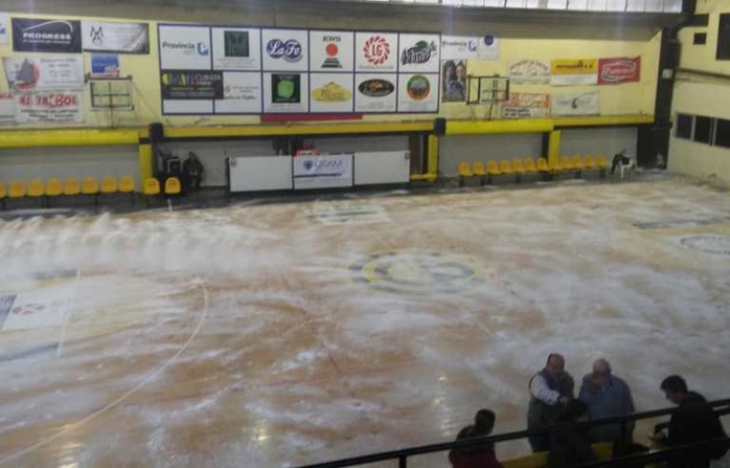 Así lucía el piso de la cancha donde debía disputarse la final del Provincial.