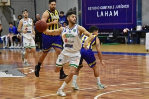 Con 29 puntos, Juan Ignacio Bello (CACyP) fue el goleador de la noche, aunque el logro quedó opacado por el triunfo de Echagüe, liderado por el base Lautaro Cisterna y el pivot Gabriel Pires, en la foto detrás del conductor del Tiburón.