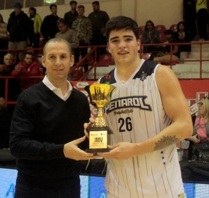 Juanma Fernández recibiendo el trofeo de la Liga de Desarrollo.