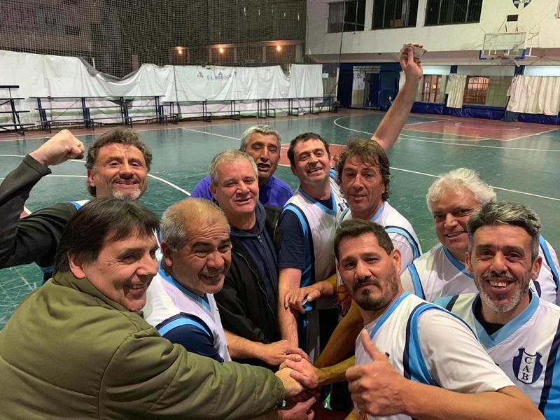 Al mal tiempo buena cara: pese a la derrota, los jugadores de Boulogne no pierden el humor, tal como lo demuestran en la foto grupal.