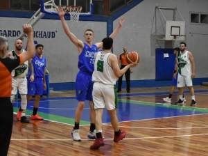 En primer plano Felipe Bonfigli (Caza y Pesca), en su mejor noche en el ataque del Tiburón, y Daniel Kot (goleador y capitán de Sarmiento), en un pasaje del partido jugado en Don Torcuato