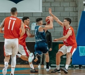 Sportivo Escobar no pudo cerrar el juego en el Microestadio.