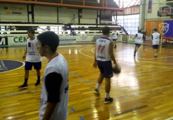 Los chicos de Náuticos se hicieron fuertes en Ribera ajena.