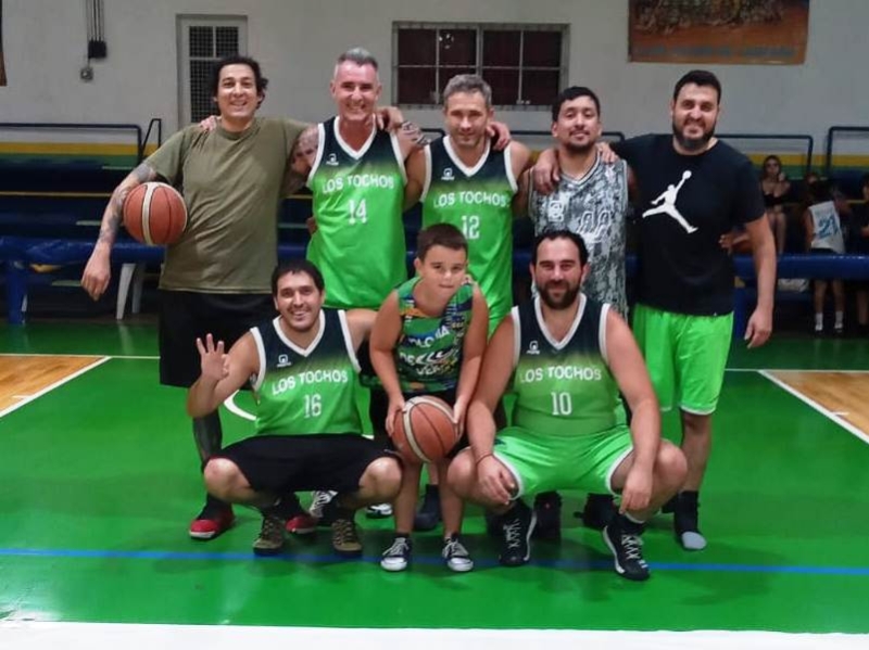 Los Tochos siguen ganando en el Maxibásquet de Verano en Campana.