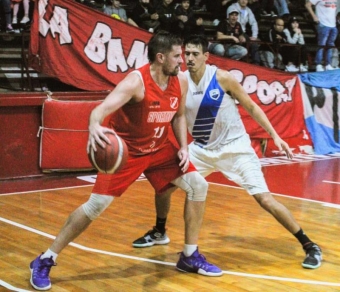 .Duelo LNB en La Caldera. Prego ante la defensa de Fioretti.