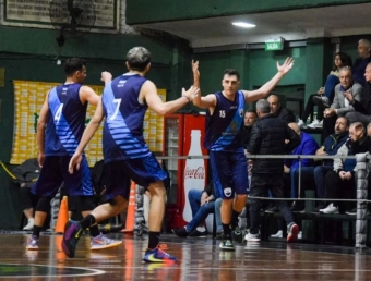 Guille López levanta las manos y Hebraica celebra ser el mejor de la Zona B.