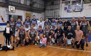 Diablos Rohos (Mitre) y Oxidados (Central Bs As) posan conjuntamente para la foto del partido que clausuró la fase regular del certamen +35 de la ABZC