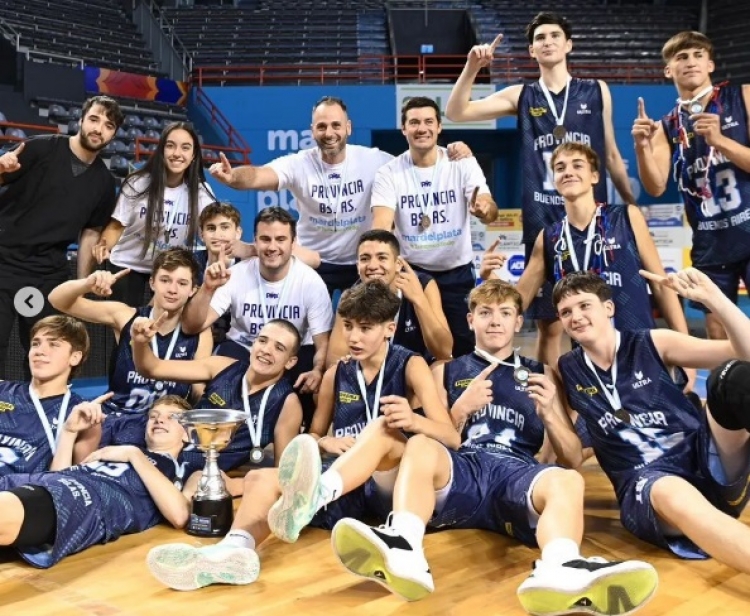 Joaquín Díaz celebrando con el Combinado de Buenos Aires el título Argentino.