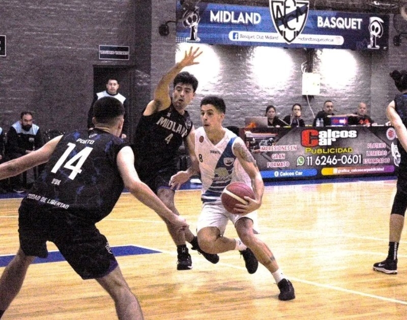 Toto Jürgensen rompiendo la defensa de Midland.