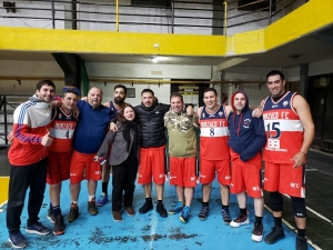 Tras el festejo del triunfo por la diferencia que necesitaban, los muchachos de Burzaco se sacaron la foto con Mirta Blanco, la mamá de Damián, hincha incondicional del equipo.