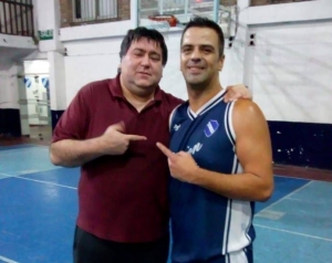 El entrenador Javier Prodan junto al hérore Tatengue de la noche, Guillermo López.