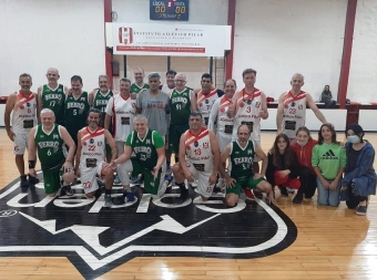 Los planteles de Atlético y Ferro unidos en la cancha del Rancho.