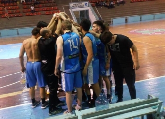 Manos unidas del Celeste tras la victoria en Villa Fox que lo mantiene en la pelea por los playoffs.