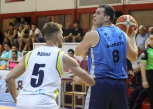 Barreto frente a la defensa de Barra, un duelo que quedó para Facundo.