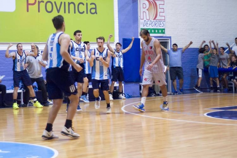 Puños cerrados. Devoto grita su conversión decisiva, como Barga (izquierda) al borde del campo y los hinchas del Albiceleste.