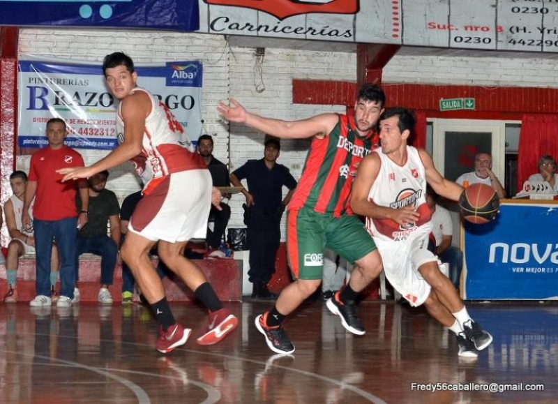 Thomas Lynn y Ale M ena en el pick and roll frente a Sarmiento Coronel.