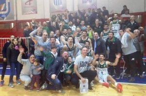 El plantel de Villa Mitre celebrando el ascenso en el Carlos Vasino de Zárate.