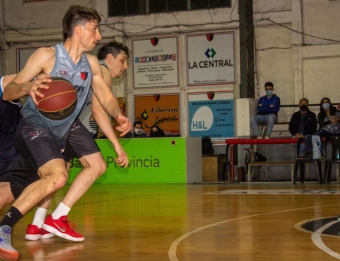 Hneriques con el balón y detrás Guille López, las figuras claves del Rojinegro.