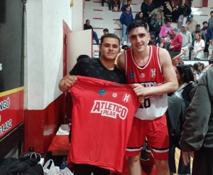 Fran Smaniotti mostrando la remera de Atlético en el histórico debut del Rancho.