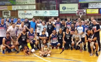 Final del partido y la foto de ambos equipos.