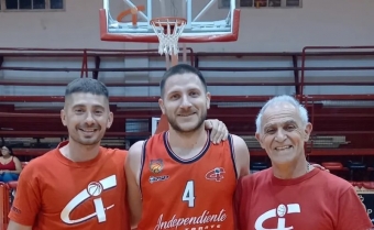 Juan Manuel Cuenca (4, centro) en su último partido profesional con el Rojo.