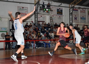 Nico Henriques encara la defensa de Martín Gareis en el primer duelo.