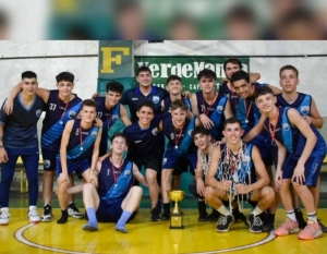 Los chicos de Hebraica posando con la Copa en Munro.