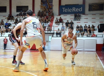 Fede Repetti con pick para liberar espacios en la ofensiva de Rocamora.