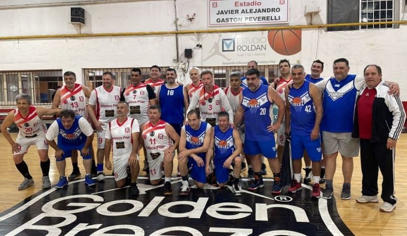 Unidos. Atlético y Vélez mezclados para el recuerdo tras el juego.