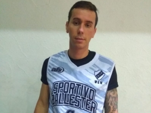 Cristian Santiso fue uno de los goleadores en la contundente victoria de Sportivo Villa Ballester sobre Altube