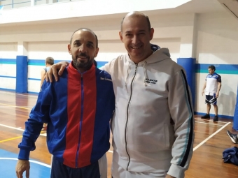 Choque de amigos en el partido San Lorenzo vs GEBA. Ricardo &quot;Ricky&quot; Prunes (izquierda), jugando para San Lorenzo, y Marcelo Lerner (derecha) jugando para GEBA. Ambos compartieron equipo varios años en Macabi, camiseta que Lerner aún defiende en el Maxi de FeBAMBA  (Prunes ahora está en San Lorenzo)