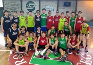 Todos unidos. La selección U15 junto a la U17 de la ABZC en el gimnasio de CADU.