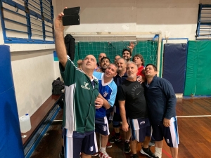 Ulises &quot;Chapy&quot; Bajer, gurú de esta temporada en Boulogne, comanda la foto grupal tras la séptima victoria del invicto Atlético.