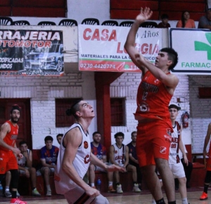 Mendoza ya lanzó el balón con los hermanos Thorp de testigos.