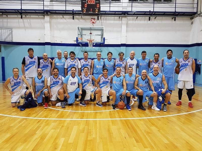 Los dos equipos posan para la foto de la serie