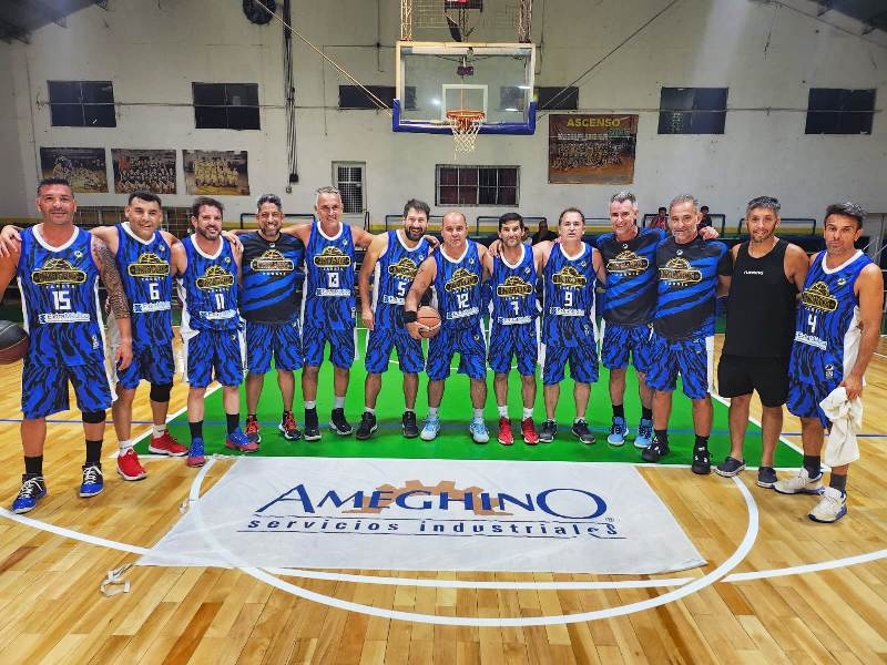 Formaron un arco para la foto y luego derrotaron a los dueños de los arcos y las flechas. Oxidados está en la final del Torneo de Maxibásquet +45 de Verano en Campana.