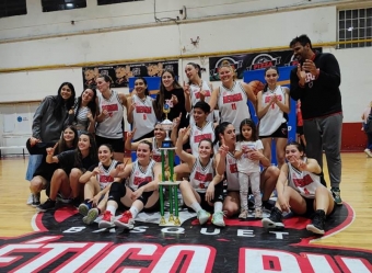 Las Rojinegras llevaron la Copa para la calle Dorrego.