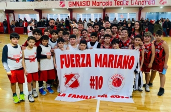 Los chicos de Sportivo y Atlético con la bandera en apoyo a Mariano.