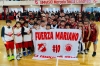 Los chicos de Sportivo y Atlético con la bandera en apoyo a Mariano.
