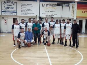 Deportivo San Vicente barrió la serie ante Glew 2-0 y seguirá en la A. En la foto, todo el equipo, incluido el el Negro Ávalos, de campera verde en el centro.