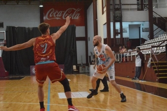 Damián Pineda en acción en la burbuja de Lanús.