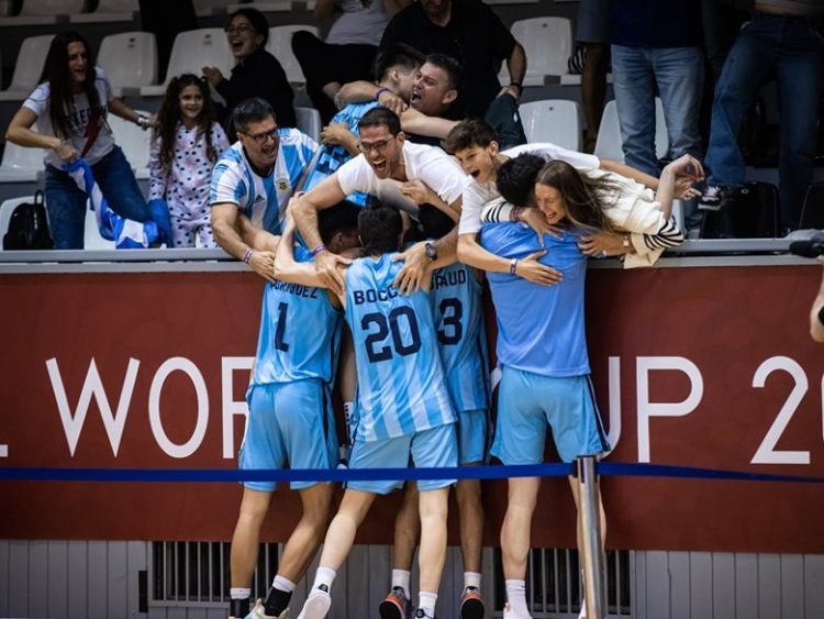 Lucas y Juan fundidos en el festejo con las hinchada Argentina en hungría.